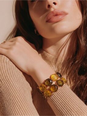 This Vintage Kafin NY-style bracelet a true collectible indulge in its charm.☑️